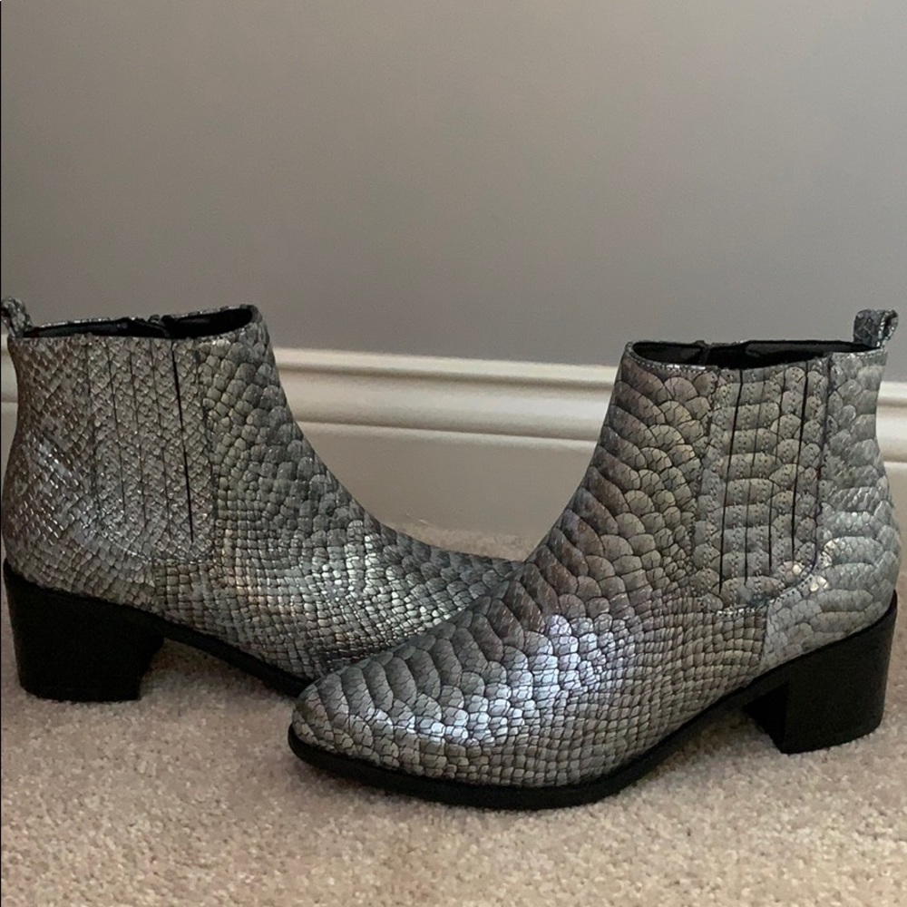 Women’s gray snakeskin blondo waterproof boots